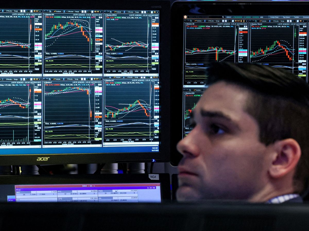 Foto: Un trader junto a la evolución de distintos activos financieros. (Reuters/Brendan McDermid)