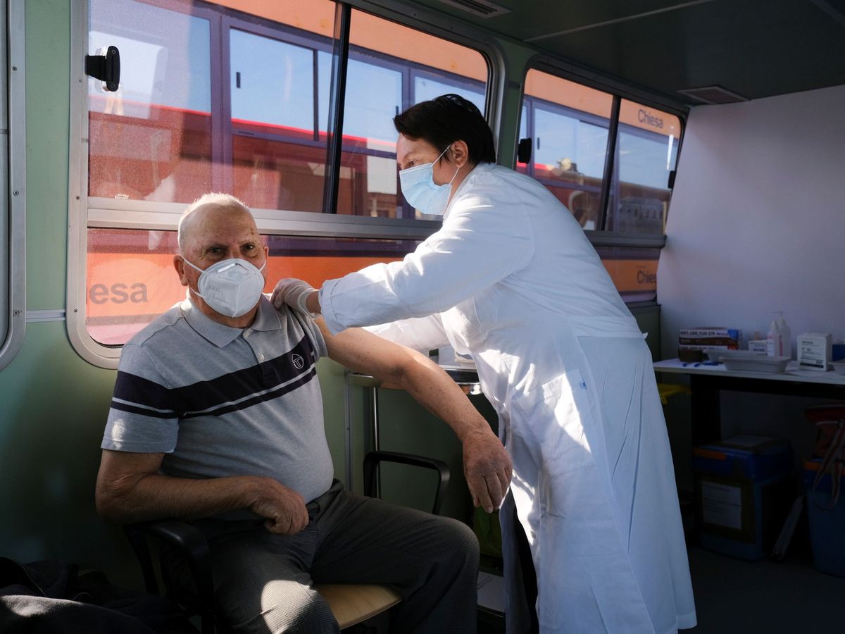 Foto: Un hombre recibe la vacuna en Venecia. (Reuters) 