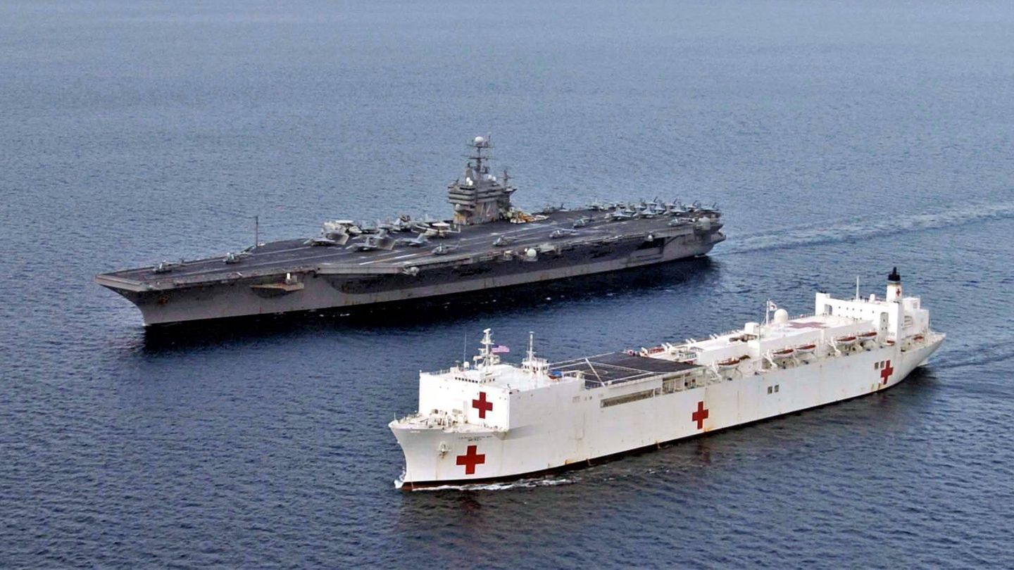USNS Mercy (T-AH 19) junto al portaaviones USS Abraham Lincoln (CVN 72). El enorme tamaño del buque - hospital es patente. (US NAVY)