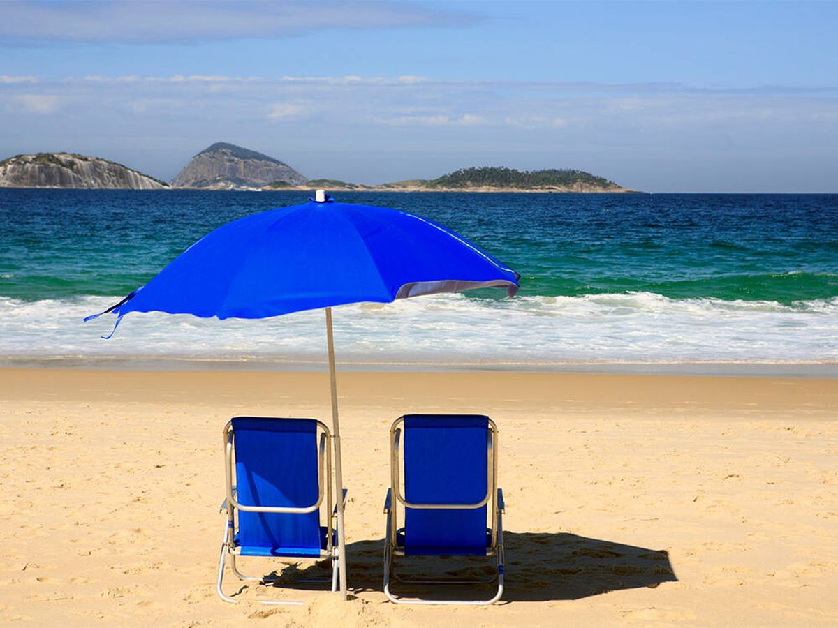 Foto: Sillas y tumbonas de playa para disfrutar relajadamente bajo el sol (Pixabay)
