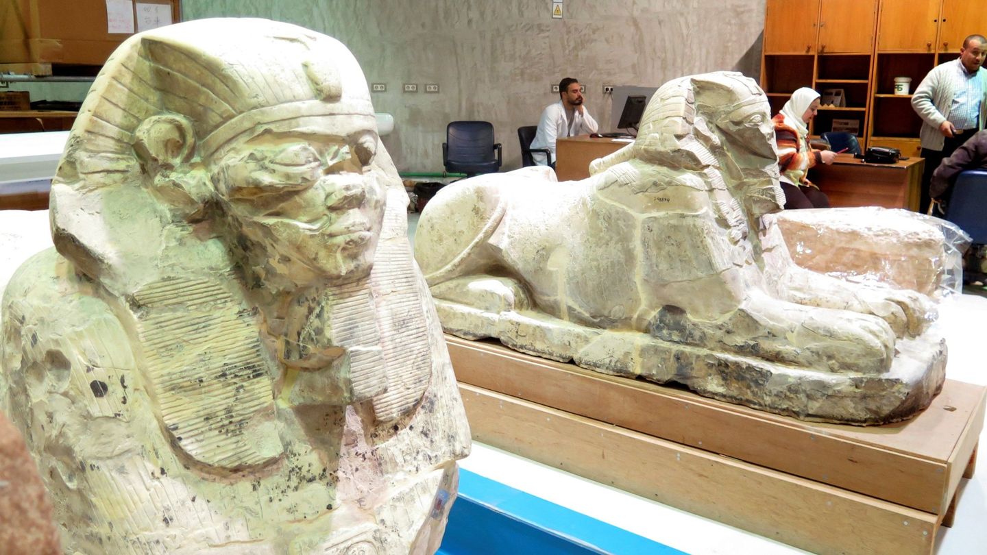 Dos esfinges en el museo de El Cairo, con sus respectivas narices rotas. (EFE)
