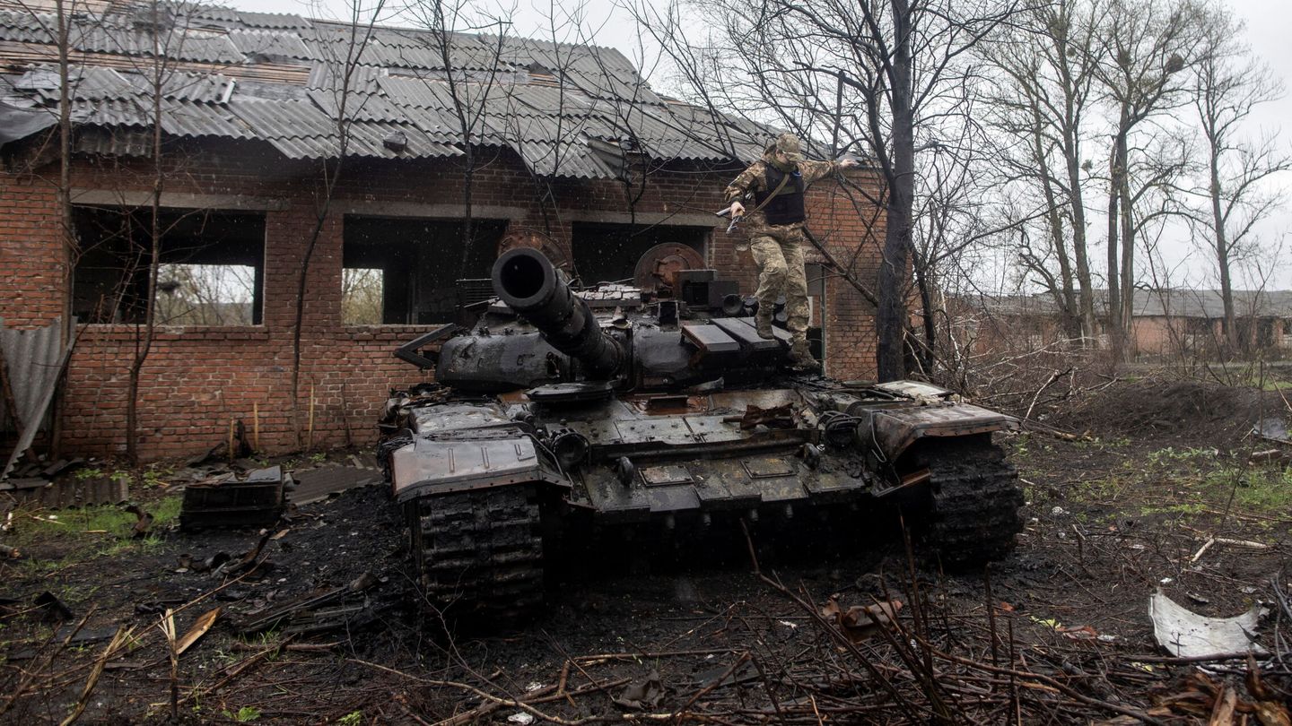 Soldado ucraniano salta de un tanque ruso destruido. (Reuters)