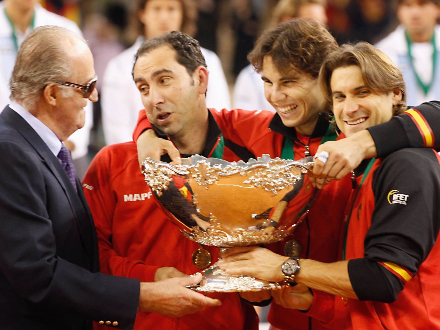 El rey emérito celebra la Copa Davis con Nadal, Ferrer y Costa. (Gtres)