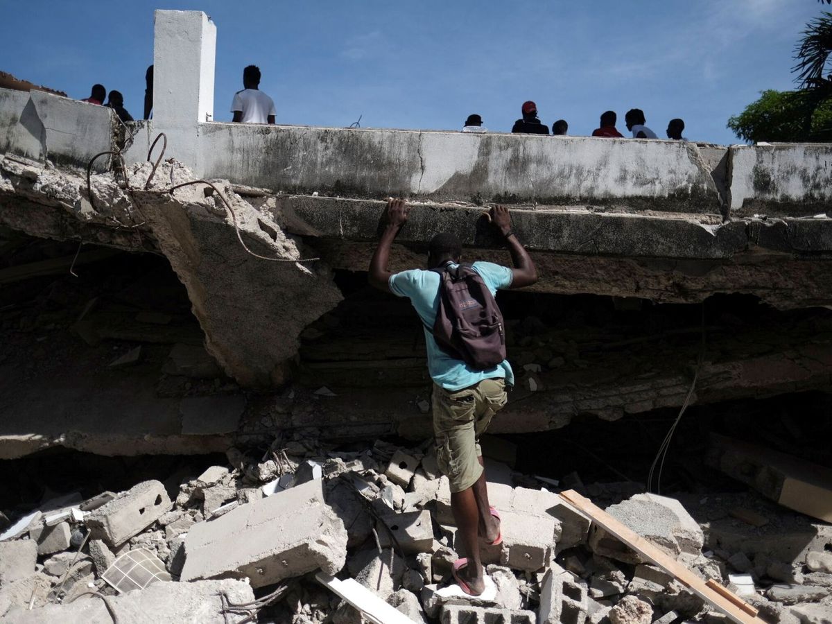 Foto: Búsqueda de supervivientes en Haití. (Reuters)