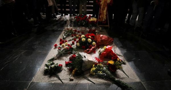 Foto: La tumba de Francisco Franco en el Valle de los Caídos, cubierta de flores con motivo del 43º aniversario de su muerte, el pasado 20 de noviembre. (Reuters)
