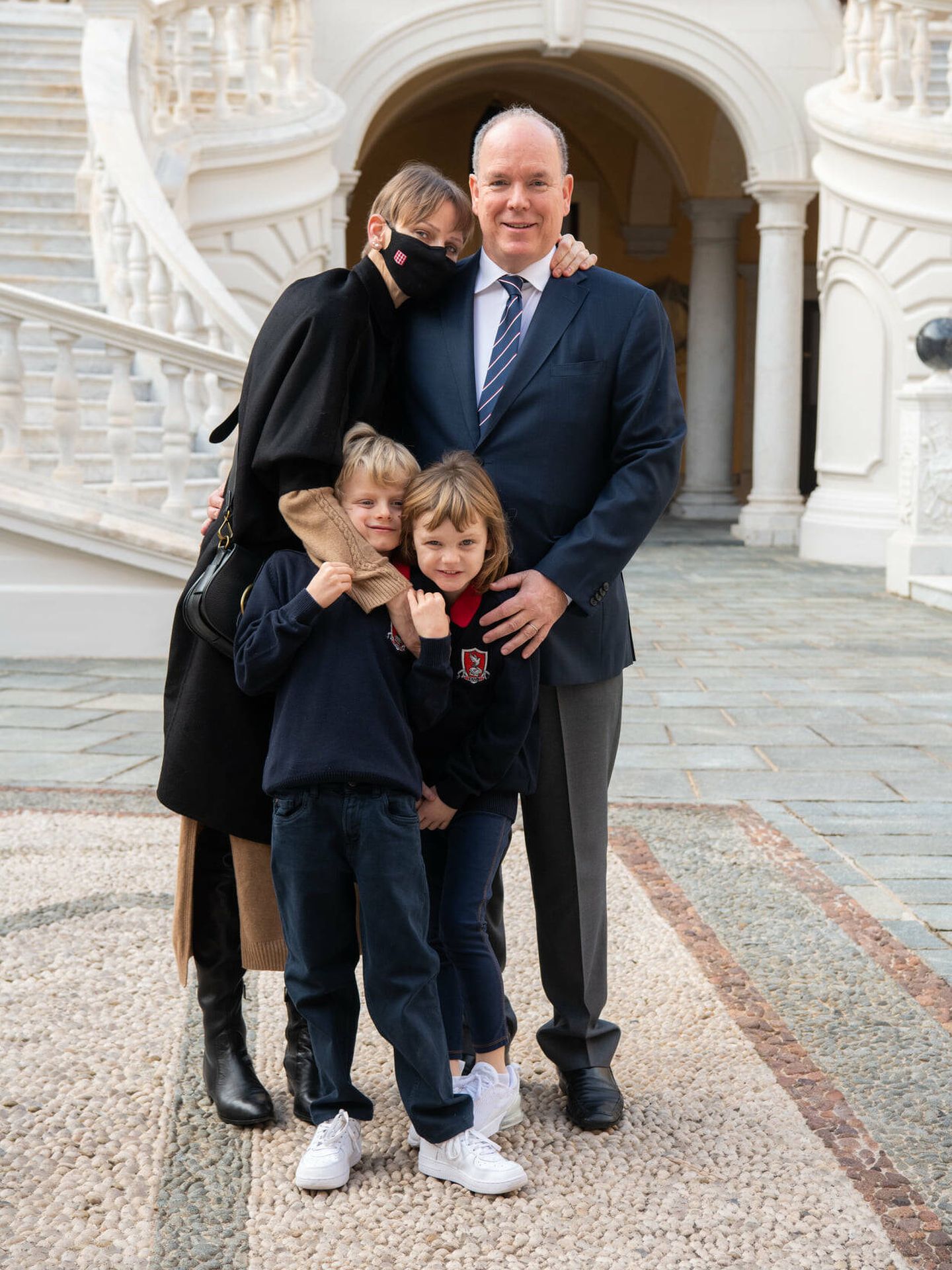Charlène, con Alberto, Jacques y Gabriella, el día de su regreso a Mónaco. (Palacio de Mónaco)