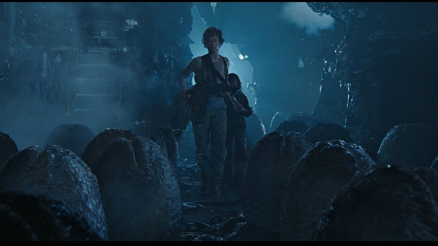 Ripley (Sigourney Weaver) rodeada de huevos de xenomorfo en 'Aliens: el regreso'
