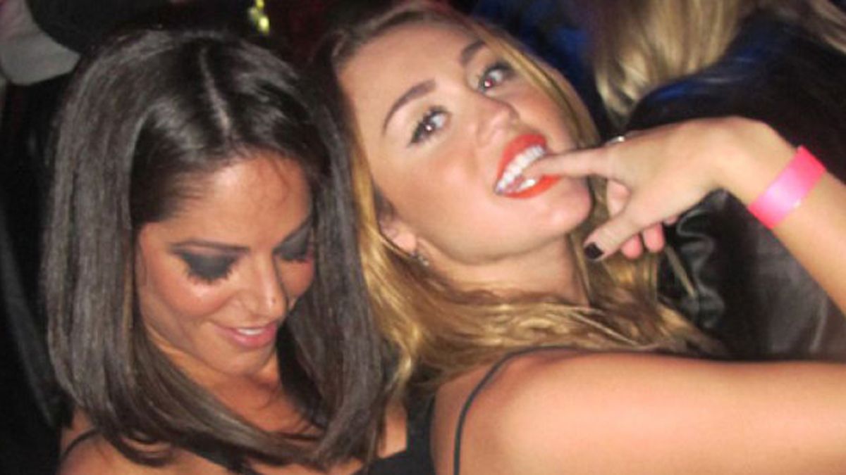 El beso lésbico de Miley Cyrus en una salvaje fiesta de Nueva York