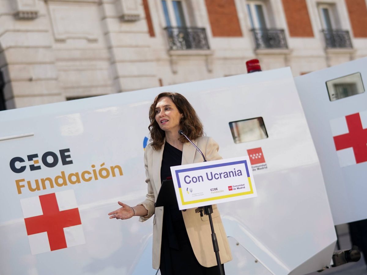 Foto: La presidenta de la Comunidad de Madrid, Isabel Díaz Ayuso, presenta la ambulancia blindada que mandará en apoyo a los ucranianos. (Cedida)