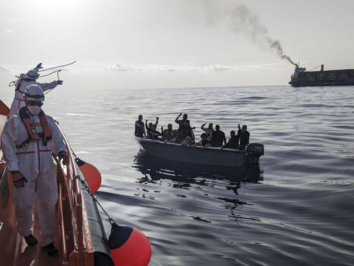 Foto: Una embarcación de Salvamento Marítimo rescata a quince personas a unas 34 millas del litoral de Alicante. (EFE/Salvamento Marítimo)