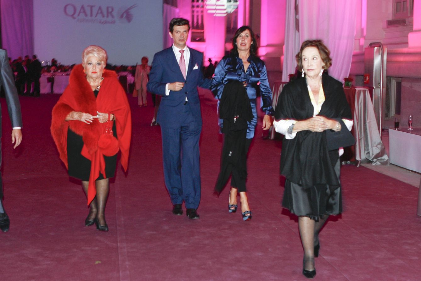 Cuqui Fierro con Carmen Martínez-Bordiú, Carmen Polo y Daniel San Martín, en una fiesta de Qatar Airways. (Gtres)