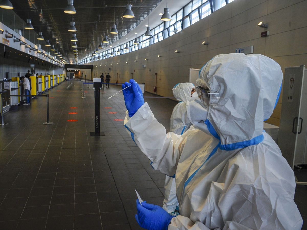 Foto: Sanitarios hacen test de coronavirus en el aeropuerto de Turín a pasajeros españoles. (EFE)