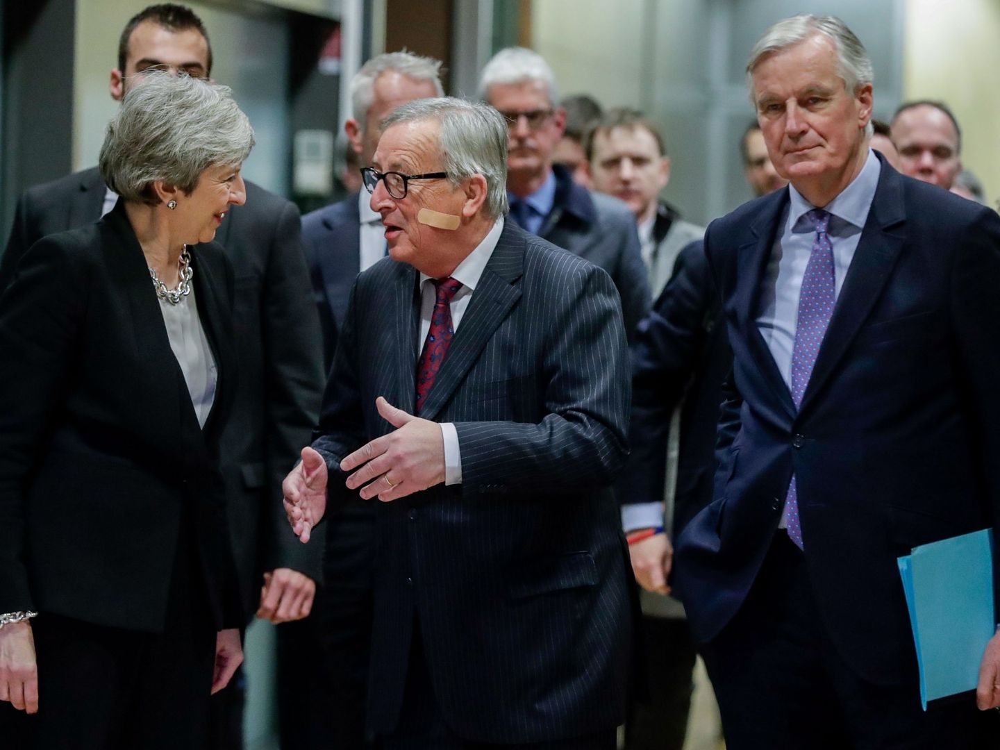 May charla con Juncker a su llegada a la Comisión Europea (REUTERS)