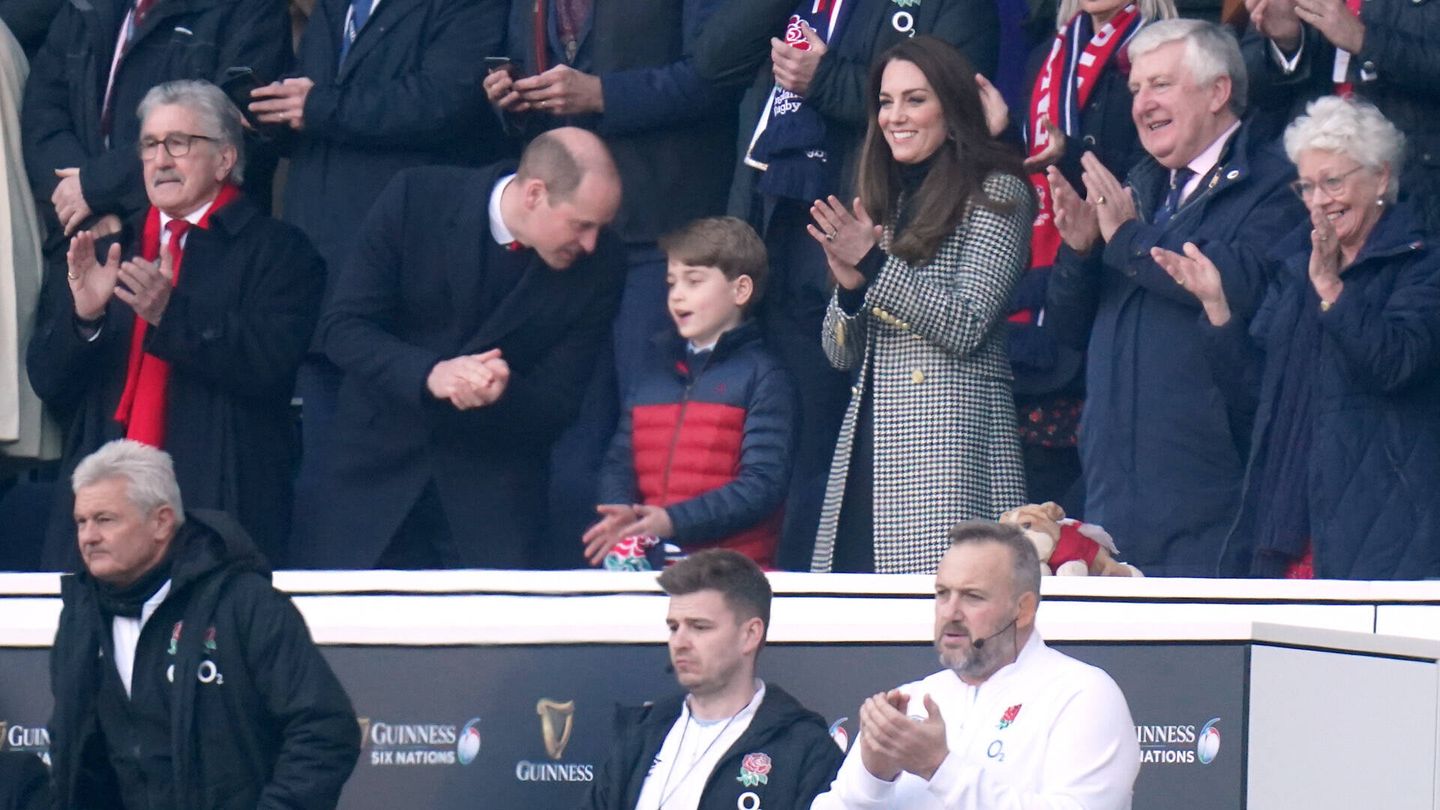 El príncipe George, disfrutando del partido junto a sus padres. (Gtres)