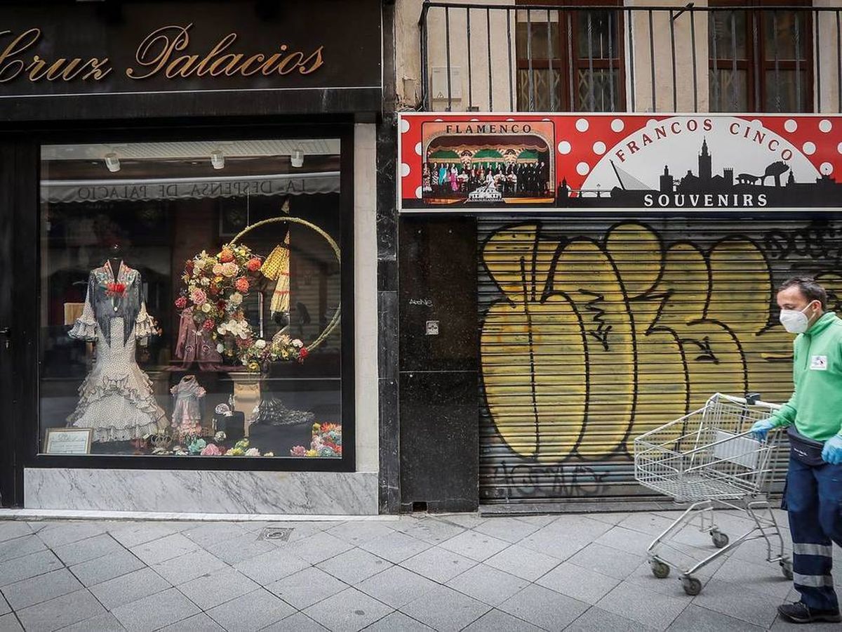 Foto: Imagen de tiendas cerradas en Sevilla. (EFE)
