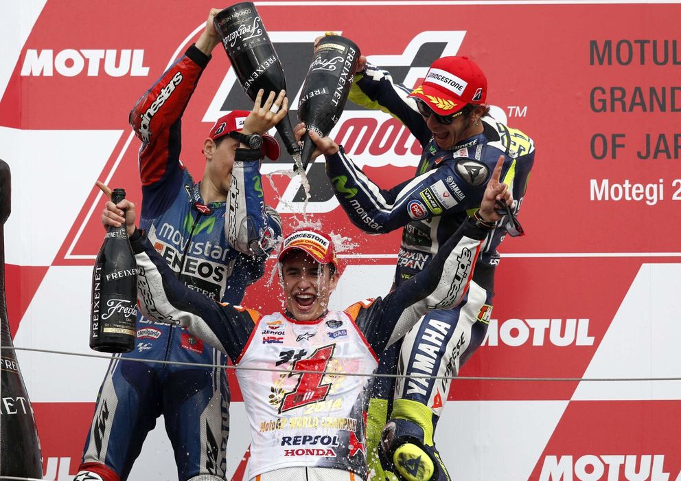 Foto: Márquez celebra el título de campeón en el podio de Motegi (Reuters).