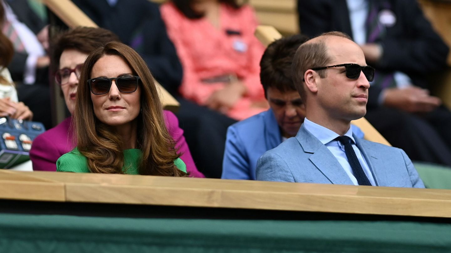 Los duques de Cambridge, durante un partido de tenis en Wimbledon. (EFE/Neil Hall)