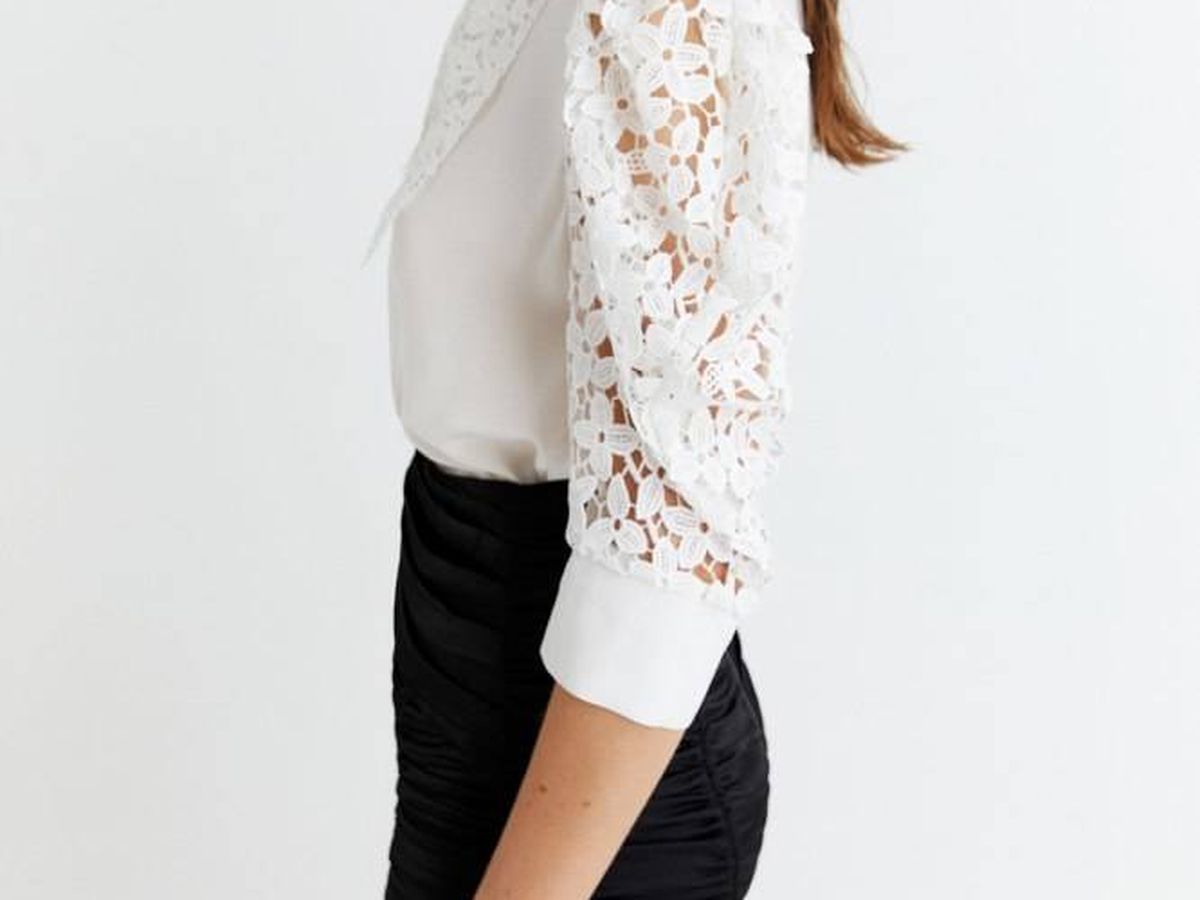 Foto: Las que saben de moda comprarán esta camisa blanca de Sfera. (Cortesía)