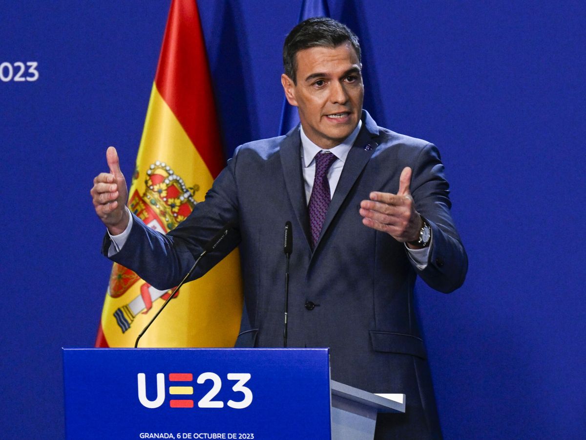 Foto: El presidente del Gobierno en funciones, Pedro Sánchez durante la rueda de prensa ofrecida tras la cumbre informal de la Unión Europea. (EFE/Miguel Ángel Molina)