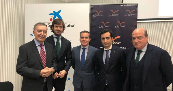 Foto: Rosauro Varo (segundo por la izquierda), con directivos de Adacem y CaixaBank en Sevilla. (Adacem)