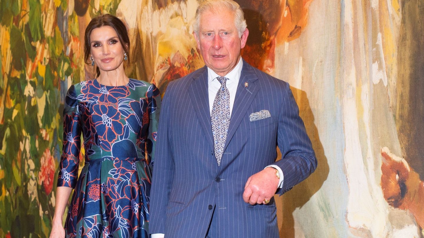 El príncipe Carlos de Inglaterra, junto a la reina Letizia. (EFE)