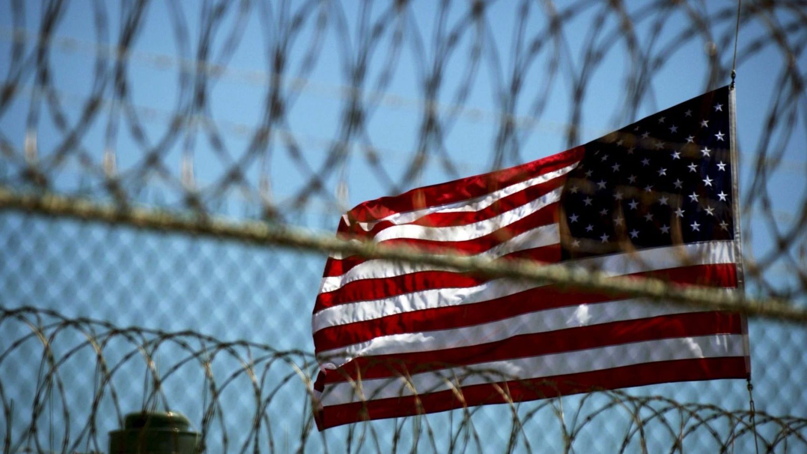 Foto: Una bandera estadounidense en el campo delta de la base naval de Guantánamo, Cuba (Efe).