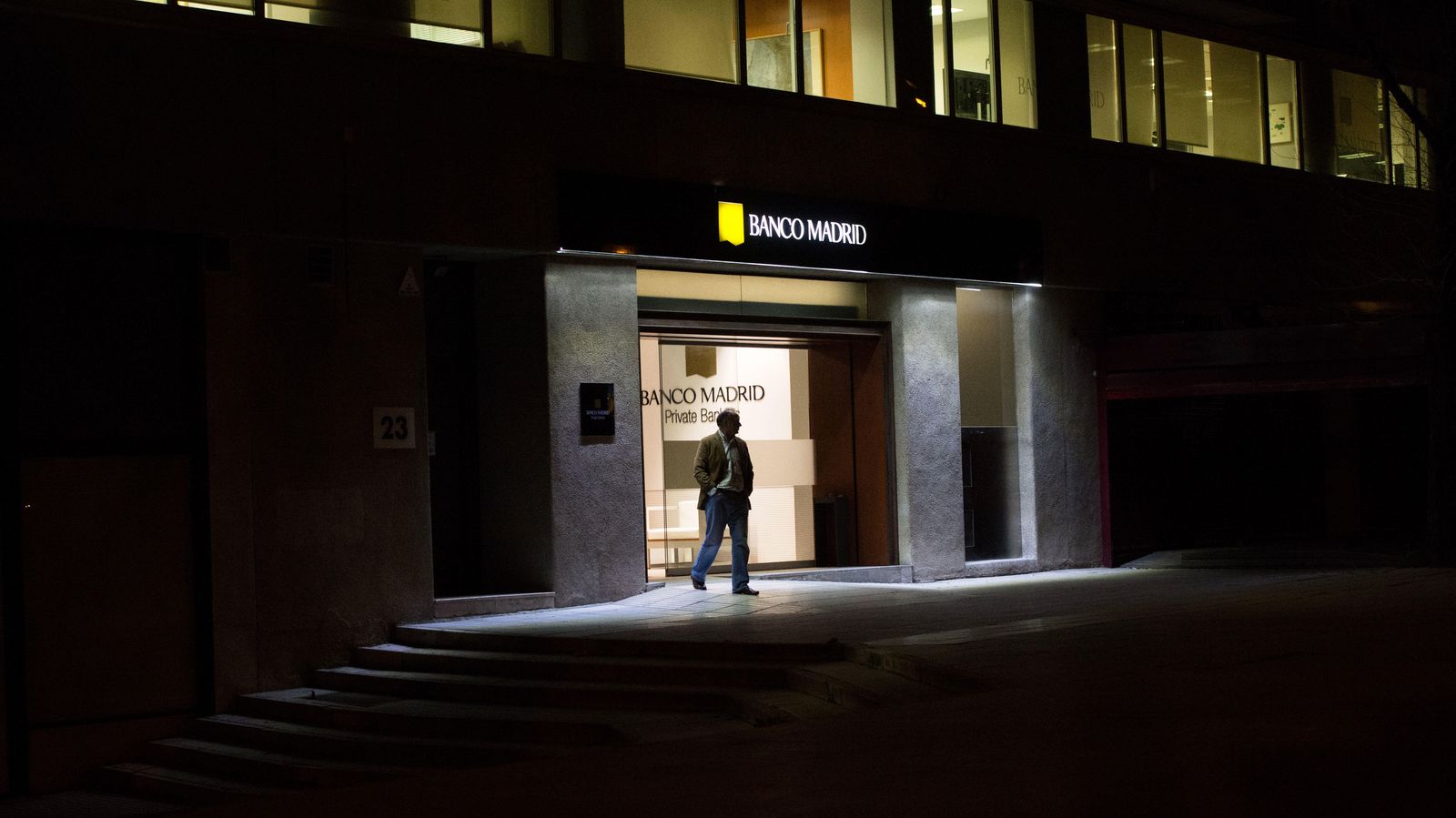Foto: La entrada a la sede principal de Banco Madrid. (foto: Pablo López Learte)