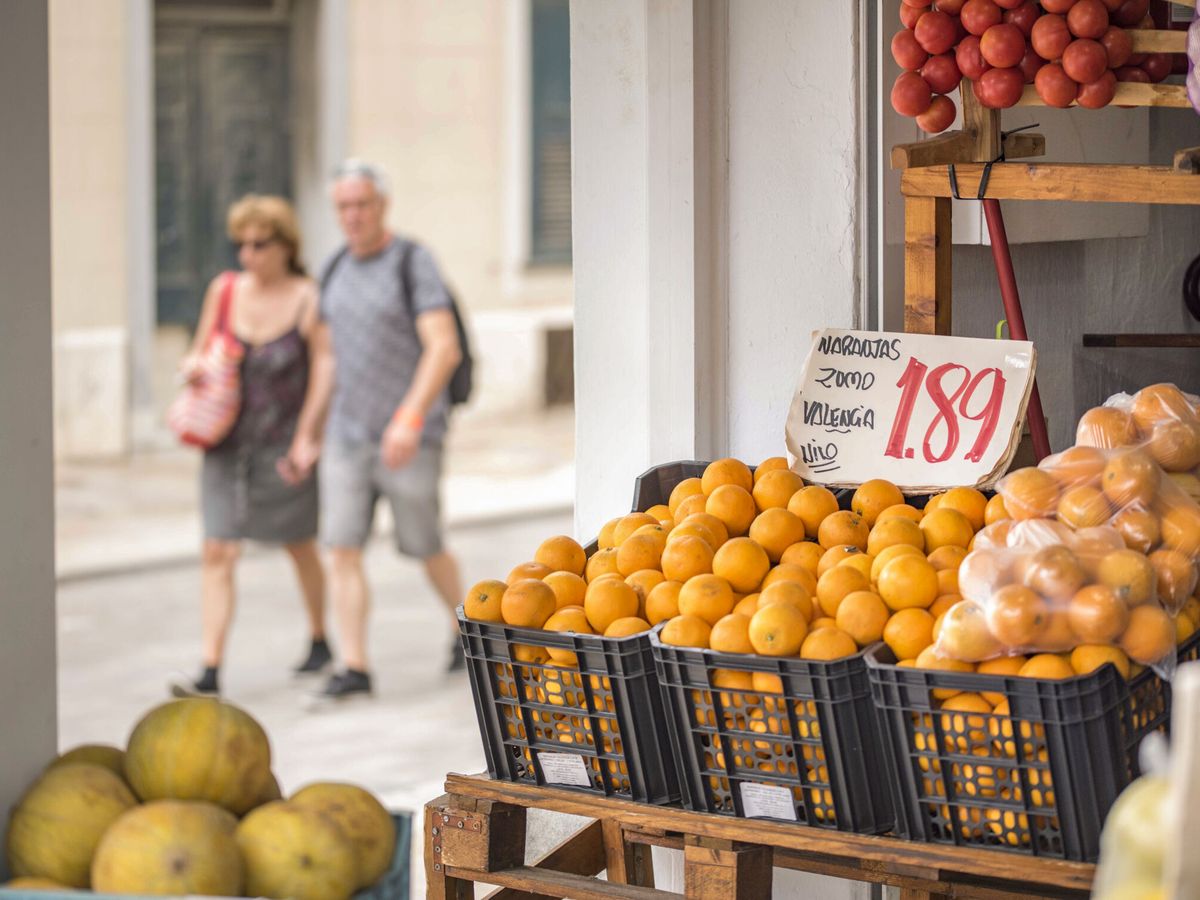 Foto: Vista de los precios este martes en una frutería de Mahón, Menorca. (EFE/David Arquimbau Sintes)