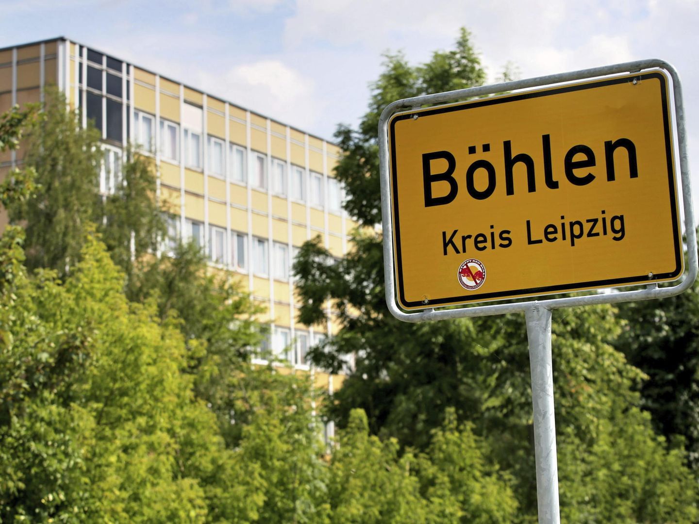 Vista de la fachada un centro de refugiados en Böhlen atacado a tiros  (Efe).