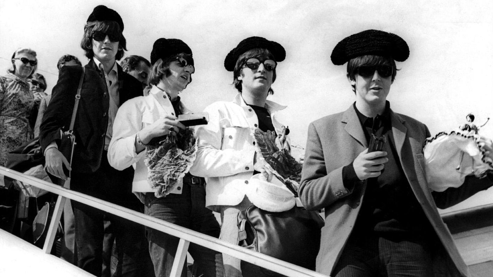 Foto: Los Beatles a su llegada a Barcelona, tocados con monteras toreras (Efe/Pérez de Rozas)