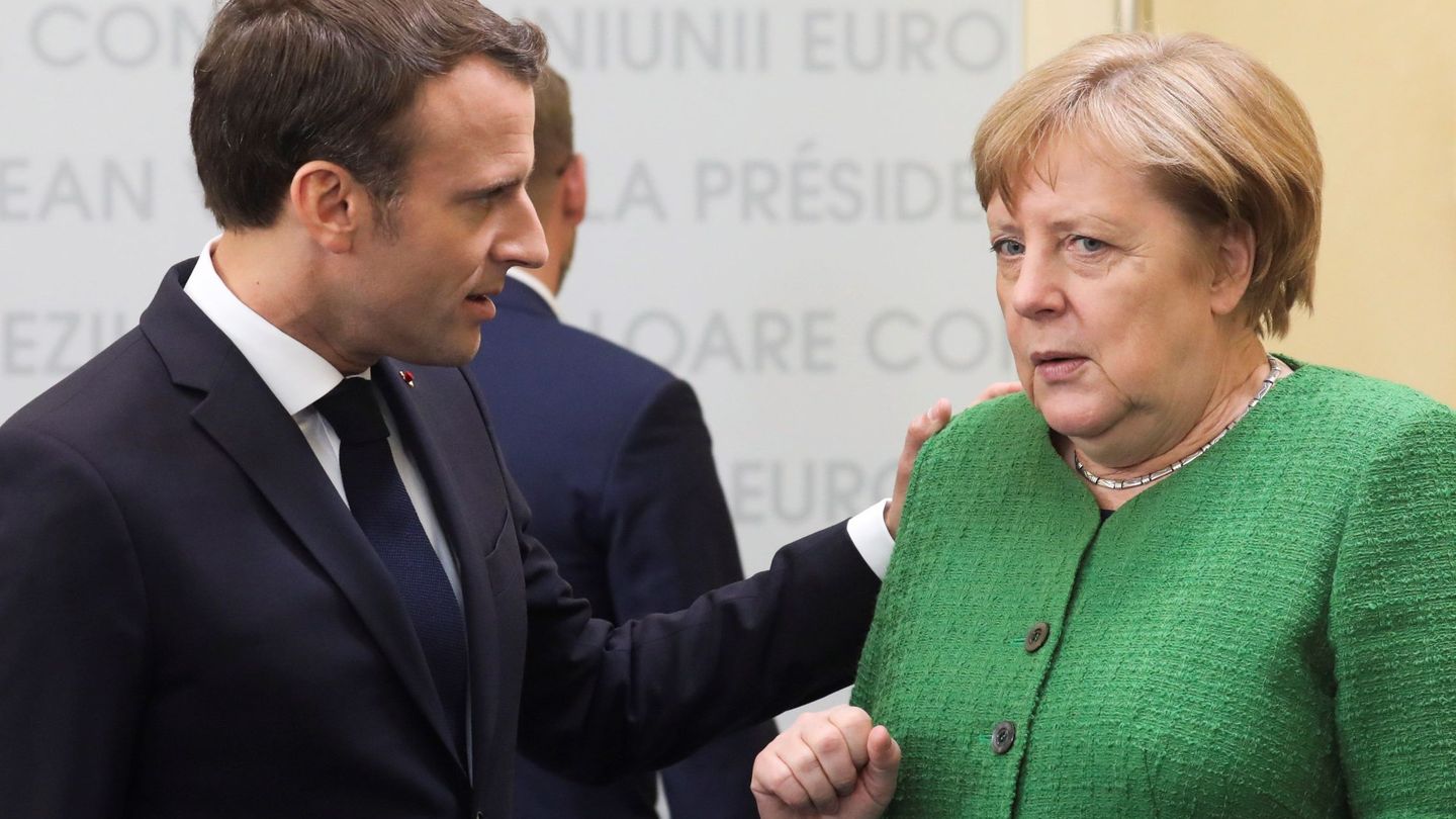 Emmanuel Macron charla con Angela Merkel en una reunión informal del Consejo Europeo. (EFE)