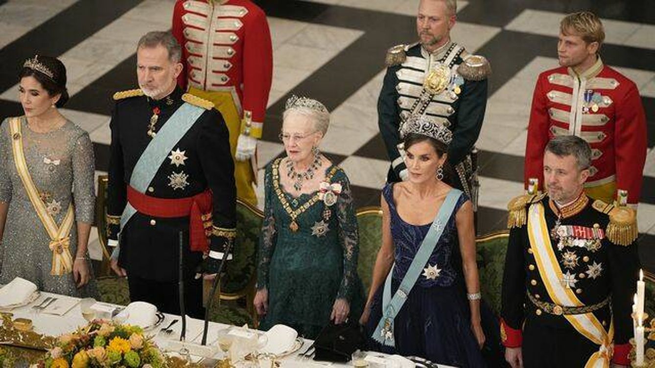 Don Felipe y doña Letizia con las bandas azul celeste de la Orden del Elefante. (Reuters)
