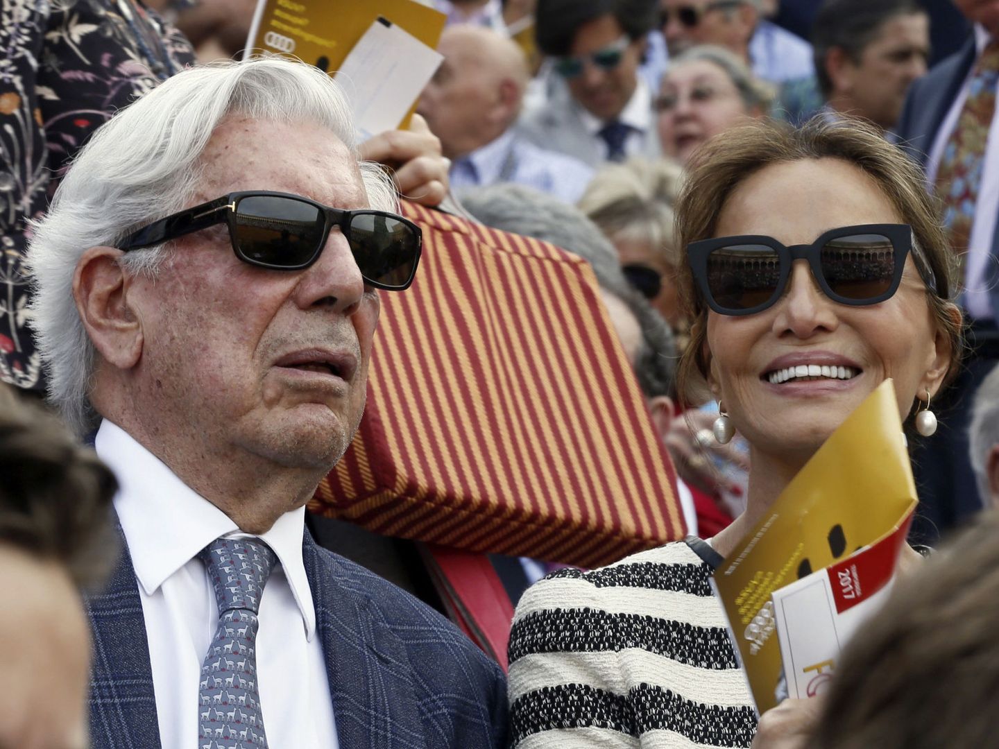 Mario Vargas Llosa junto a su pareja, Isabel Preysler, en una corrida celebrada en la Maestranza de Sevilla. (EFE)
