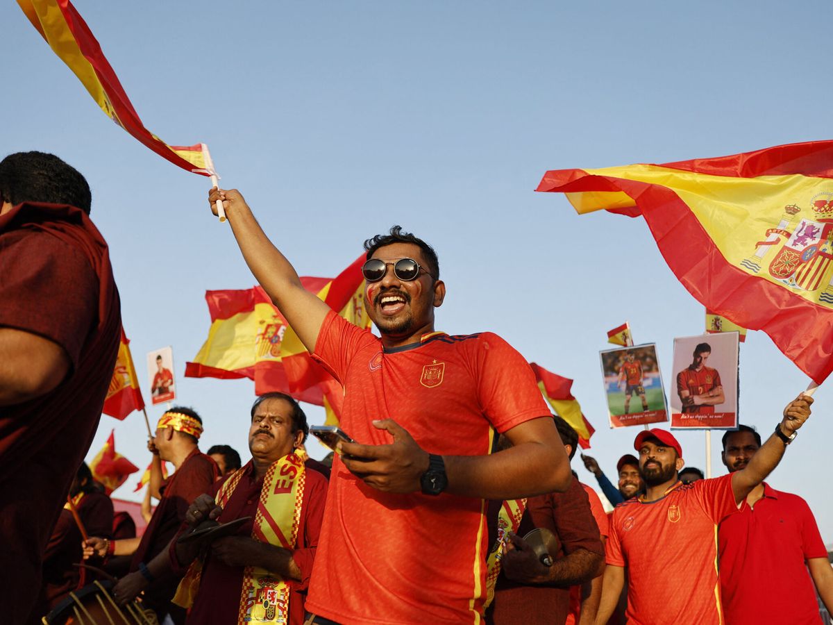 Foto: Aficionados qataríes se hacen pasar por hinchas españoles. (Reuters/Suhaib Salem)