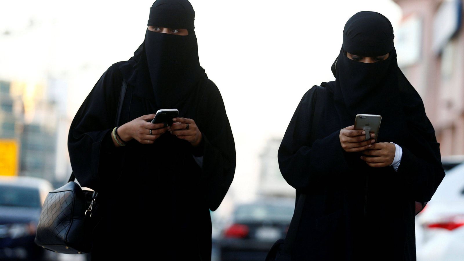 Qué es la 'abaya'? La prenda de la discordia en la visita española a Arabia  Saudí