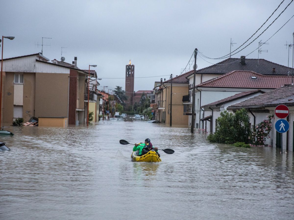 Foto:  Un ciudadano con un kayak navega entre las casas inundadas en Cesena, Italia. (EFE/Max Cavallari)