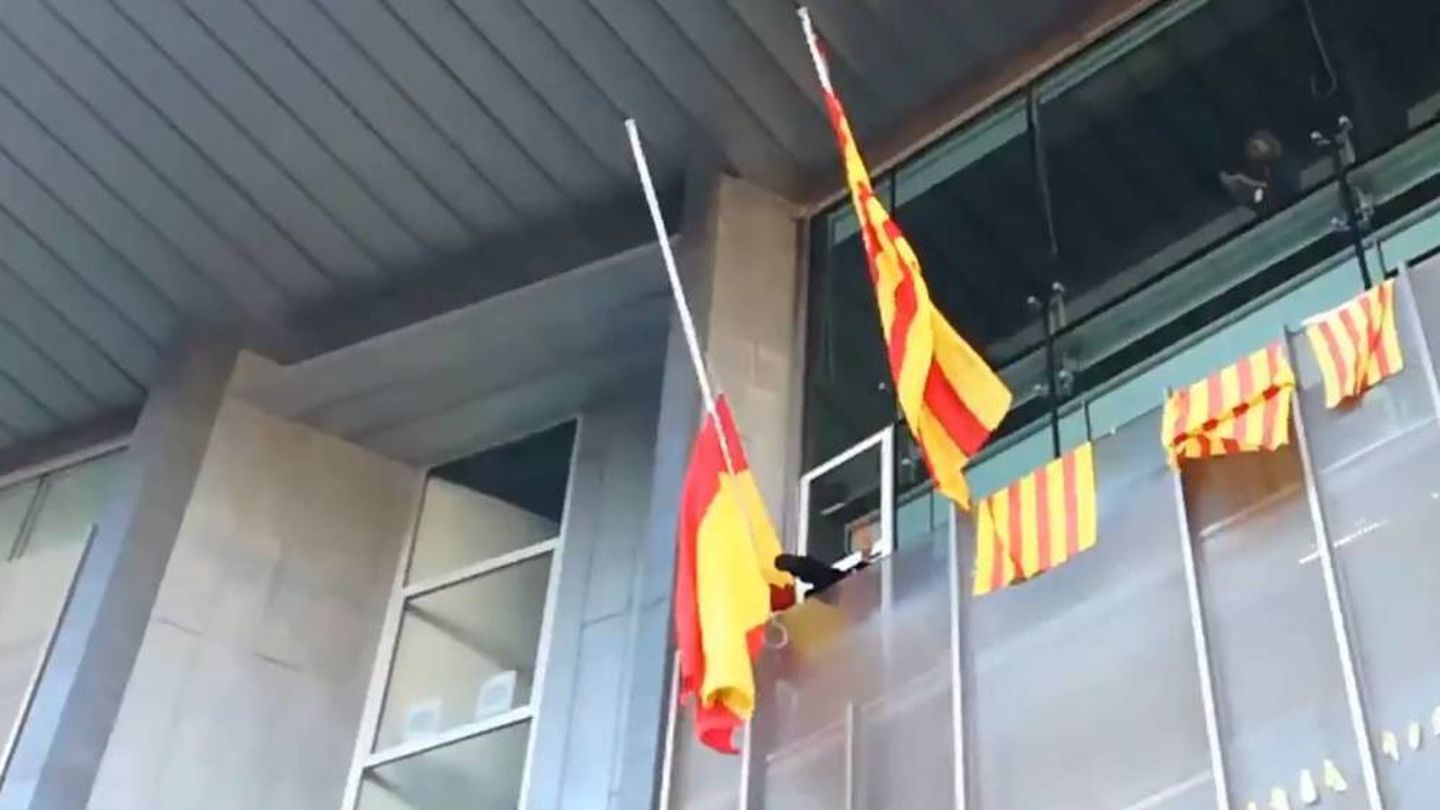 Miembros de los CDR quitán la bandera de España de la sede de la Generalitat en Girona. (Foto: CDR Girona)