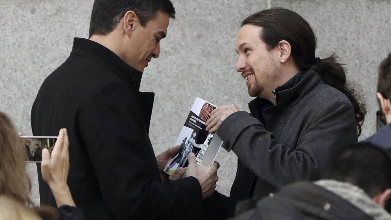 Foto: El líder de Podemos, Pablo Iglesias, obsequia al secretario general del PSOE, Pedro Sánchez, con el libro 'Historia del Baloncesto de España' en su último encuentro. (Efe)