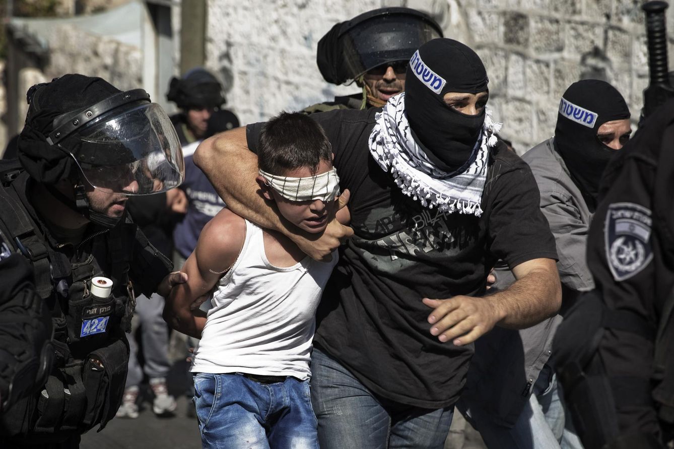 Foto: Policías israelíes arrestan a un joven palestino tras enfrentamientos en un barrio de Jerusalén Este, Wadi al-Joz (Reuters). 