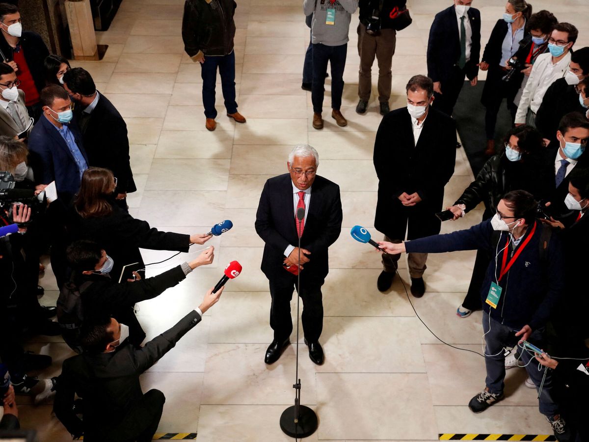 Foto: El primer ministro portugués, António Costa, rodeado de periodistas. (Reuters/Pedro Nunes)