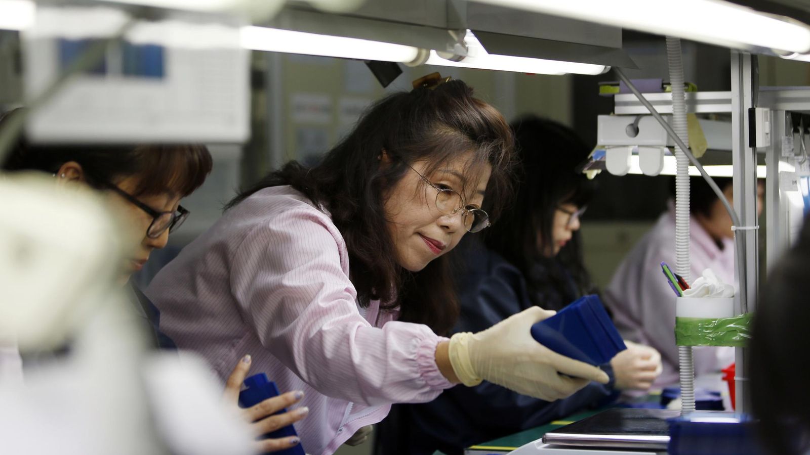 Foto: Empleada en una fábrica de 'smartphones' en China. (Foto: Reuters)