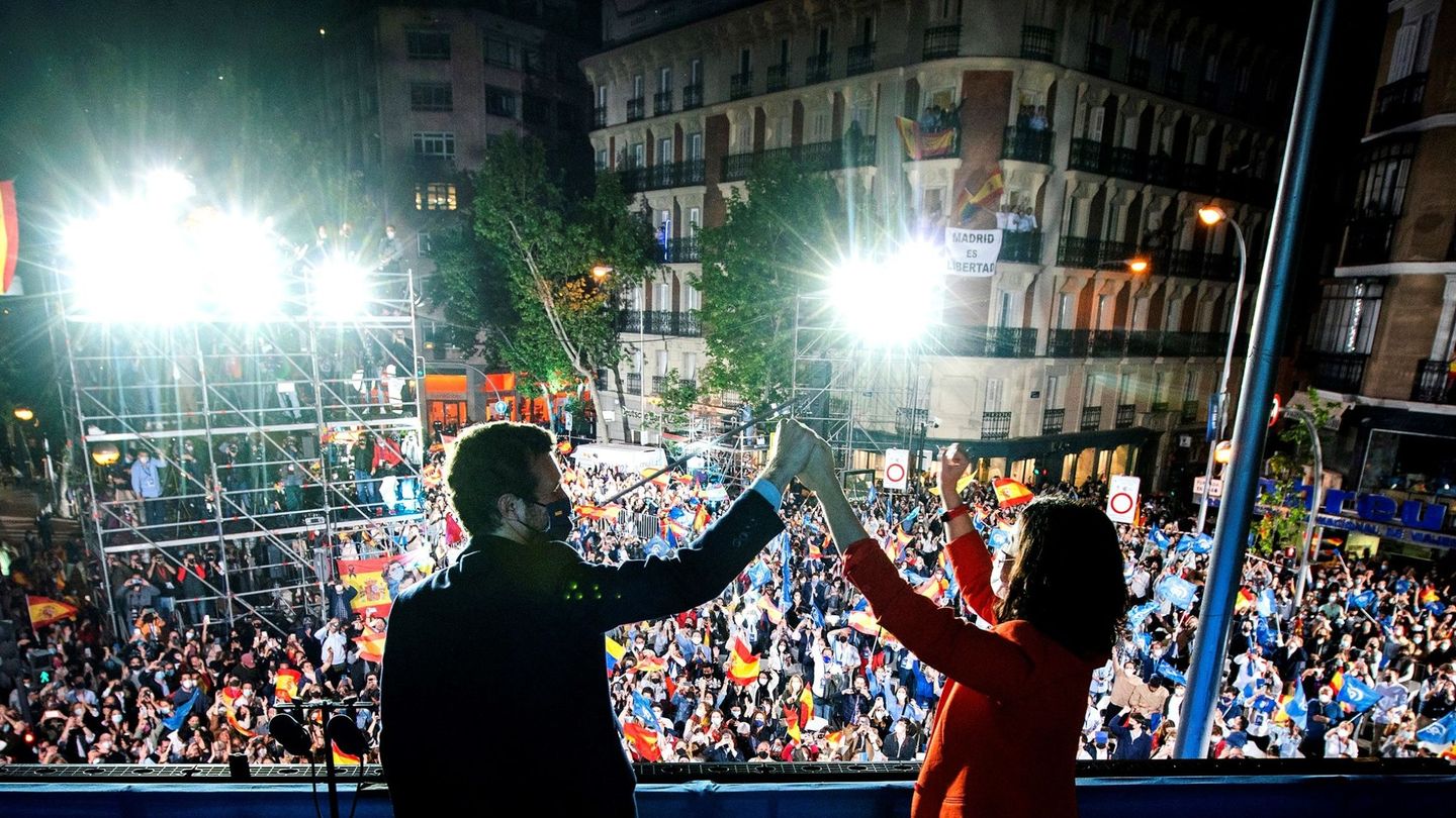 Díaz Ayuso acompañada por Pablo Casado tras conocer los resultados electorales. (EFE)
