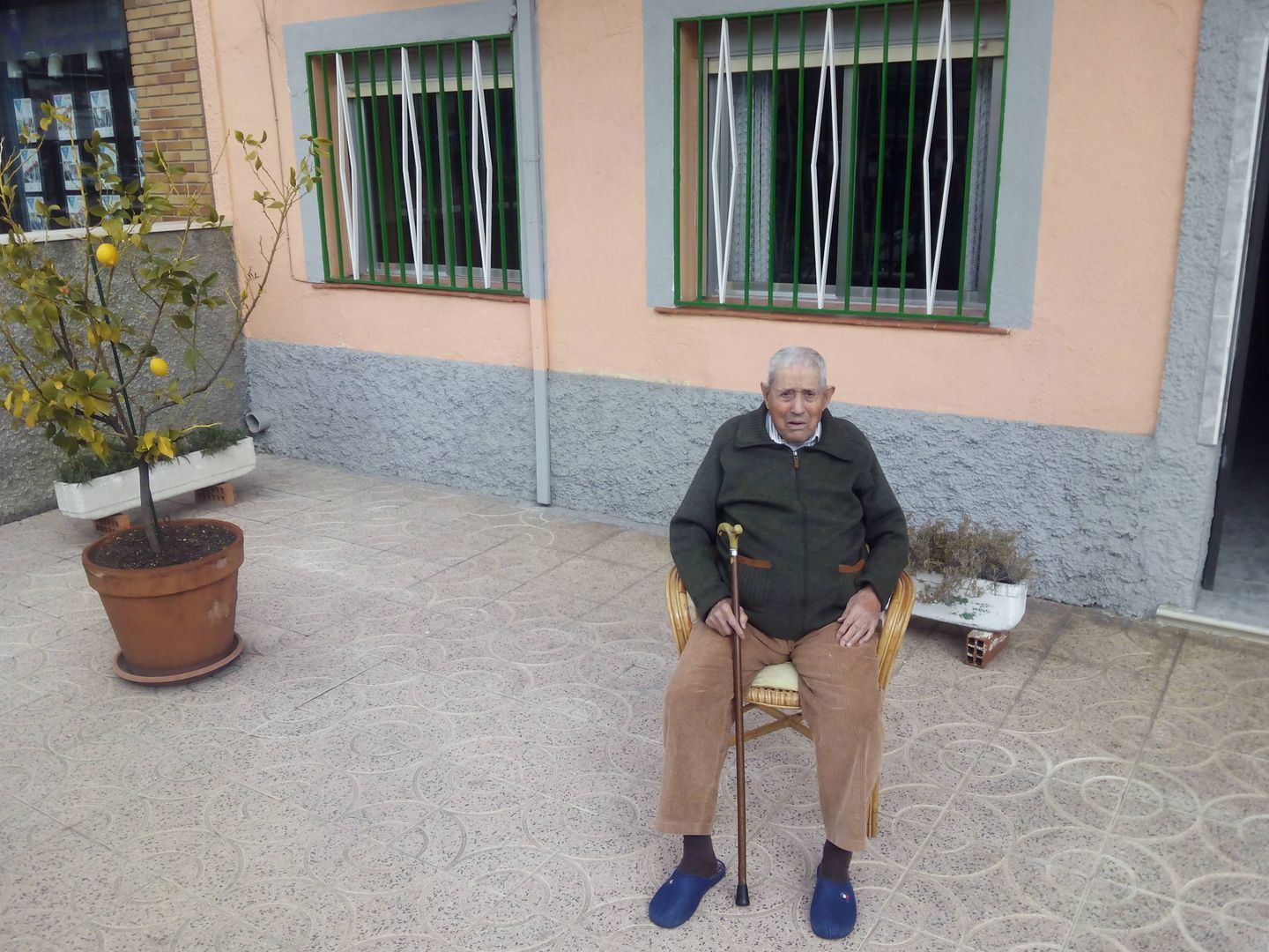 Salustiano Toribio, de 103 años y cuatro meses, en la puerta de su casa junto a un limonero.
