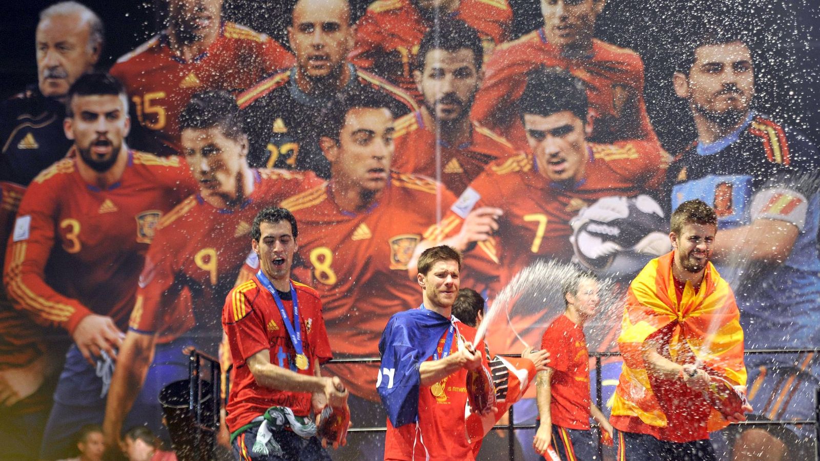 Foto: Xabi Alonso y Piqué, en la celebración del Mundial ganado por España en 2010. (EFE)