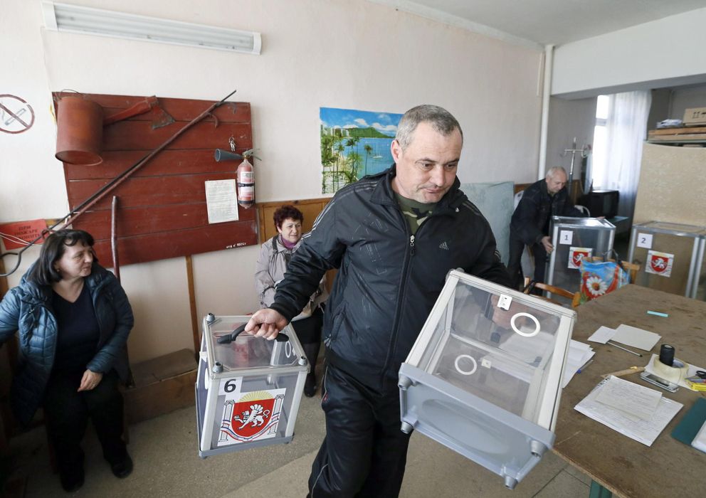 Foto: Los miembros de la Comisión Electoral de Crimea preparan los colegios para el referendum. (Efe)