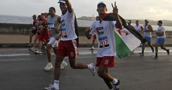 Foto: Atletas 'cubarauis' participan en una maratón en el Malecón de La Habana, en noviembre de 2010. (Reuters)