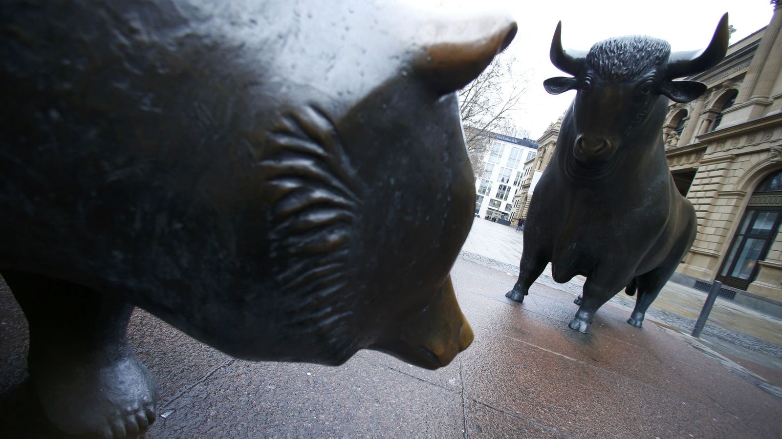 Foto: Estatuas del oso, símbolo bajista, y del toro, alcista, en la Bolsa de Fráncfort. (Reuters)