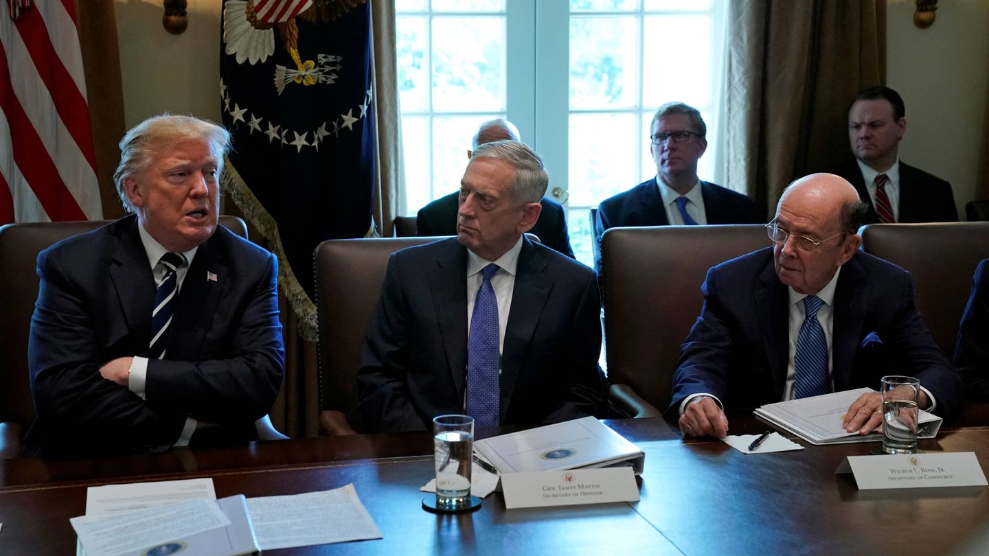 Wilbur Ross, junto a Trump y James Mattis, durante una reunión en la Casa Blanca. (Reuters)