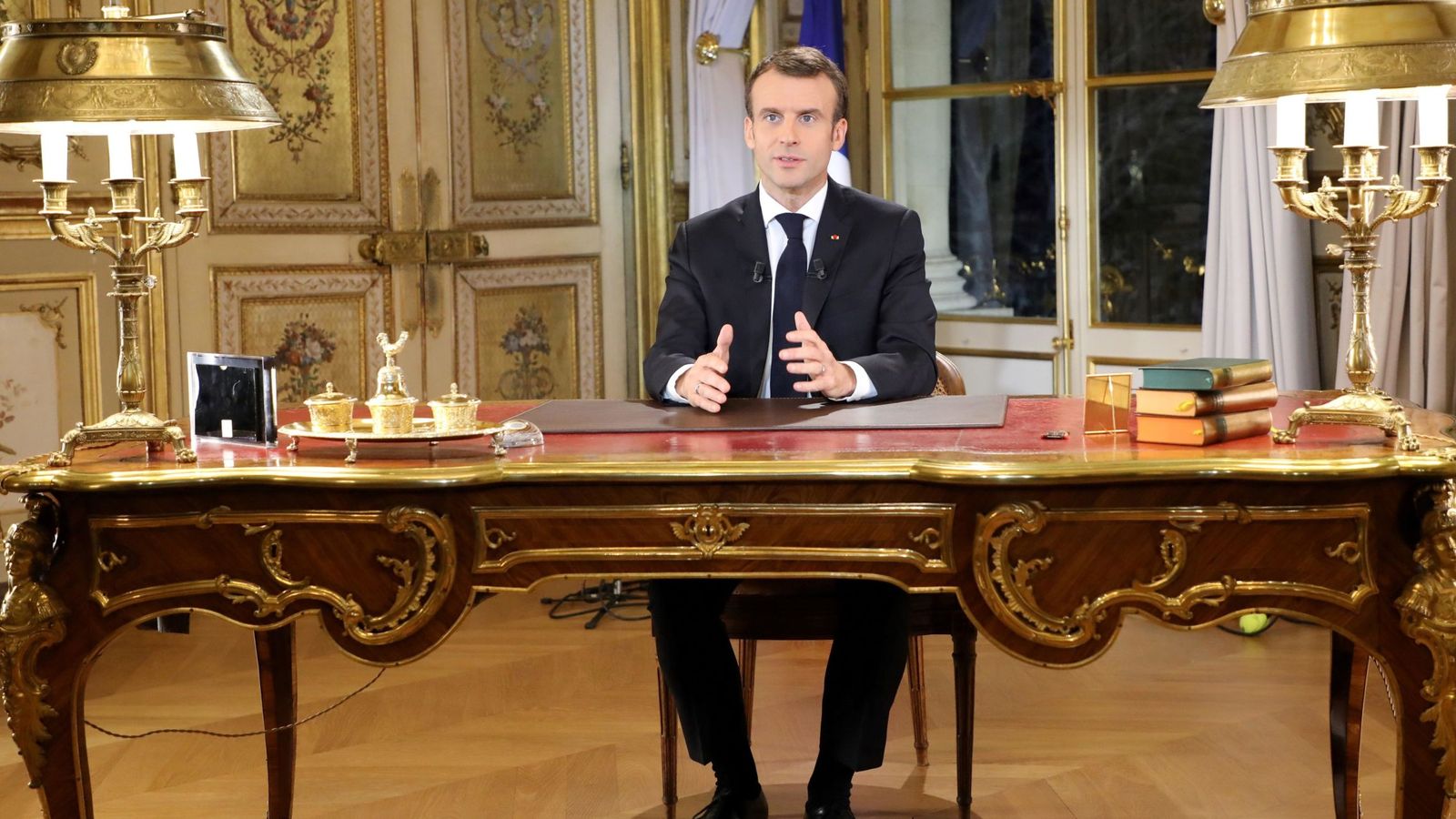 Foto: El presidente Emmanuel Macron, durante el discurso televisado a los franceses. (EFE)