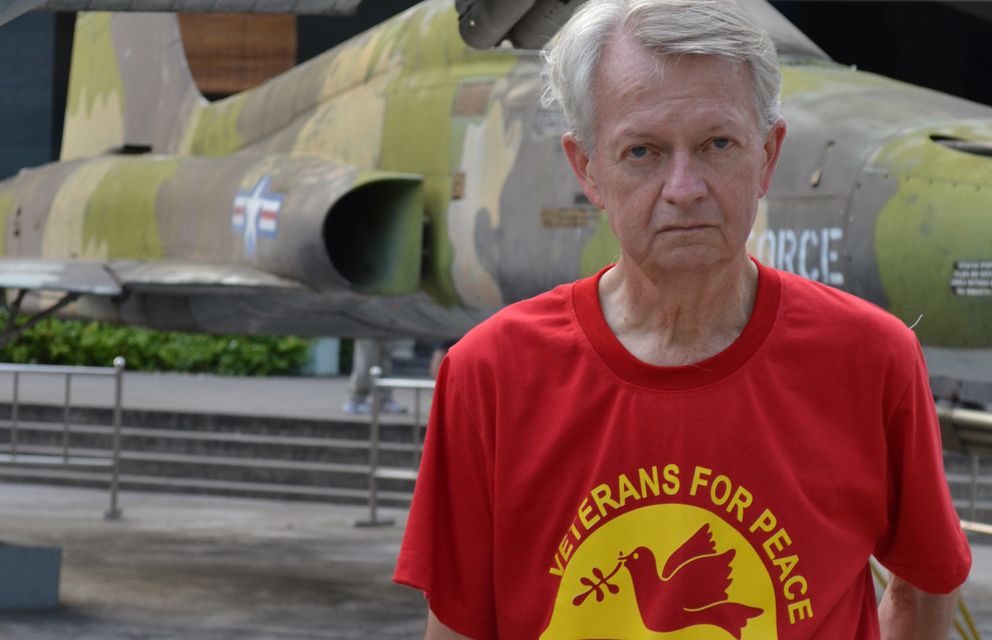 Searcy, un veterano que vive en Vietnam desde 1994, a la entrada del Museo de la Guerra (E.S.J.)